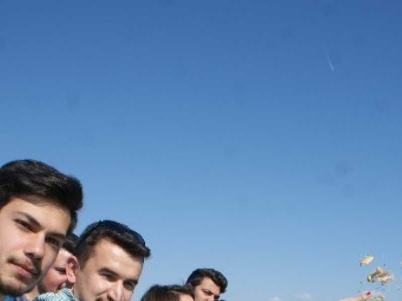 Üniversiteli Gençler Kırıntıları Paylaştı Üniversiteli Gençler Kırıntıları Paylaştı