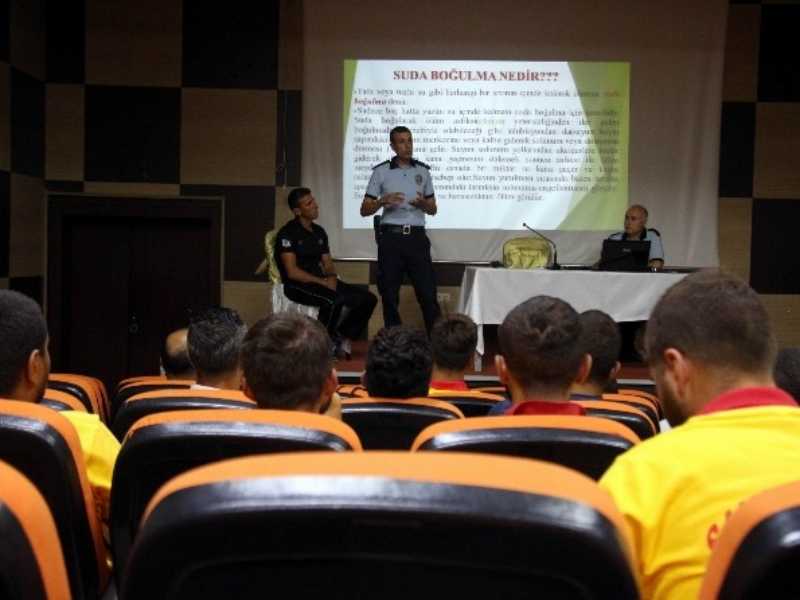 Dalgıç Polislerden Cankurtaranlara Eğitim Dalgıç Polislerden Cankurtaranlara Eğitim