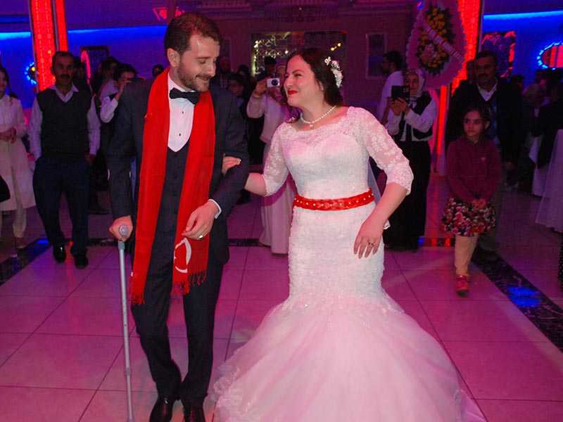 Koltuk Değneğiyle Düğünde Koltuk Değneğiyle Düğünde