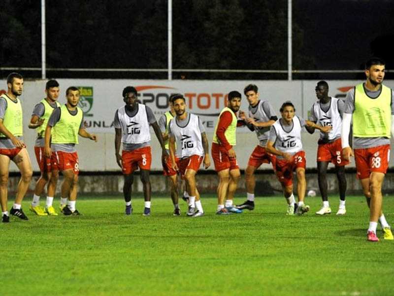Adana Demir'e Bileniyorlar Adana Demir'e Bileniyorlar
