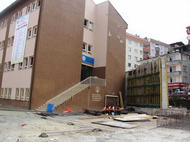 Rize'de Okul Bahçesine Viyadük Rize'de Okul Bahçesine Viyadük