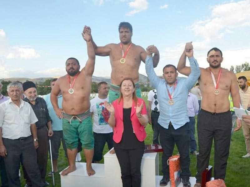 Gümüşhacıköy'de Güreş Şenliği Gümüşhacıköy'de Güreş Şenliği
