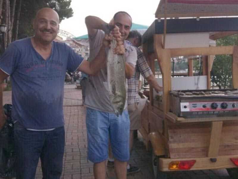 Denizde Çıplak Elle 5 Kilo Levrek Yakaladı Denizde Çıplak Elle 5 Kilo Levrek Yakaladı
