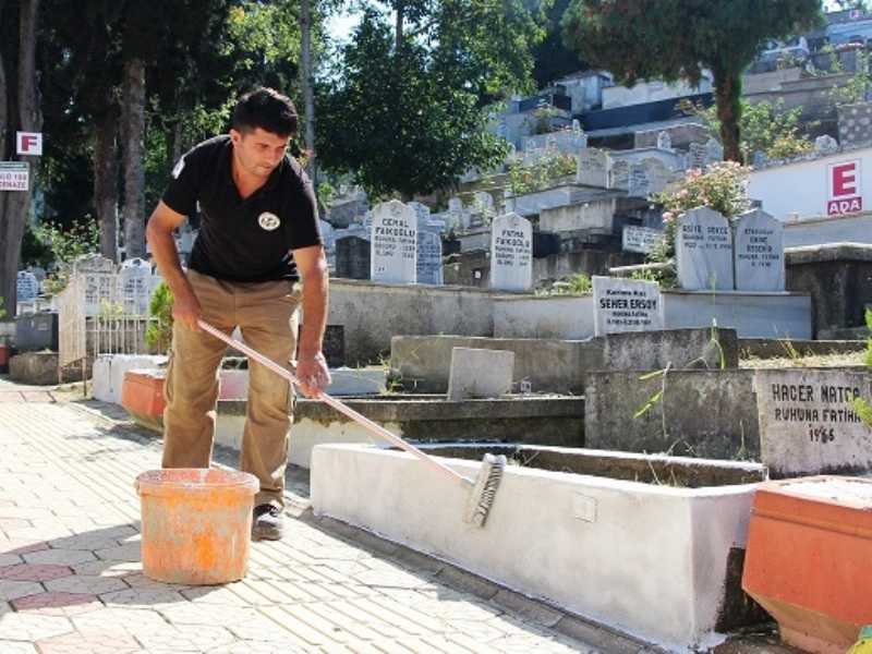 Mezarlıklar Bayrama Hazırlanıyor Mezarlıklar Bayrama Hazırlanıyor