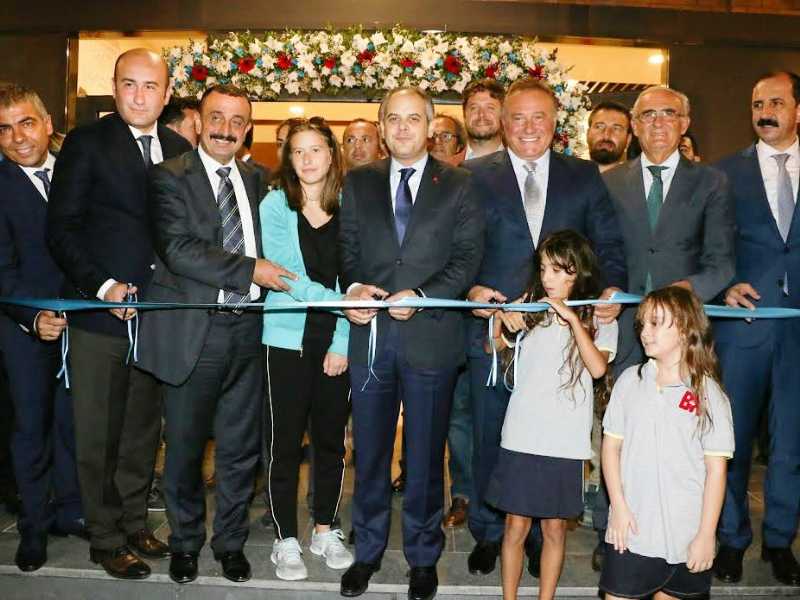 Bahçeşehir'in Kurdelesini Bakan Kılıç Kesti