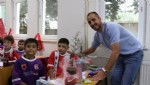 Miniklere Kırmızı-Beyaz Hediyeler