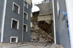 İstinat duvarı çöktü, aileler evsiz kaldı!