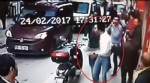 Sokak ortasında müşteriyi dövdü