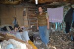 İki kardeşin harabe evde yaşam mücadelesi