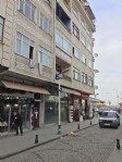 Sokakta yürürken kafasına tuğla düştü