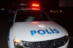 Polis arabasını taşladı