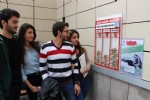 Sigara izmaritleriyle oylama yapılıyor