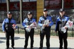 Polisten kadınlara karanfil