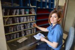 Kadın postacı bisikleti ile erkeklere meydan okuyor