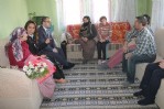 Zihinsel engelli kardeşlerine 10 yıldır annelik yapıyor