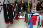 Müşteri olarak geldiği mağazadan etek çaldı