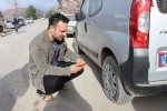 Bir gecede 35 aracın lastiklerini kestiler