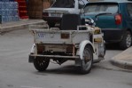 Otomobil engelli aracına çarptı