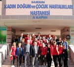 Kadın basketbolcular çocuk hastanesinde