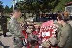 Askeri bandodan çocuk şarkıları sürprizi