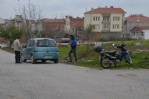 Otomobile çarpmamak için kadını ezdi