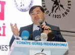 Bakan Kılıç, genç güreşçileri ödüllendirdi