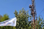 AK Parti’li vekil elektrik direğine tırmandı