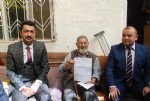 Yaşlı adamın maaş sevinci