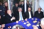 Mahalleli yolu kapattı