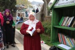Üniversitelilerden sokak kütüphanesi