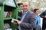 Üniversitelilerden sokak kütüphanesi