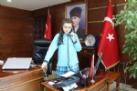 Vali Karahan koltuğunu öğrenciye devretti