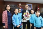 Vali Karahan koltuğunu öğrenciye devretti