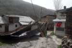 Rüzgarın gücü direkleri yamulttu