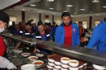 Karabüksporlu futbolcular işçilerle bir araya geldi