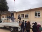 Üniversitelilerden köy okullarına kıyafet yardımı