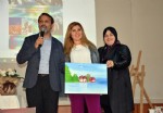 Ayaklarıyla resim çizerek 32 sergi açtı