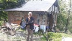 Çöp evde yaşamaya çalışıyor