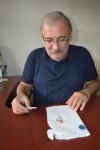Balkona düşen yavru kuşu şırıngayla besliyor