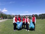 Öğrenciler piknik alanındaki çöpleri topladı