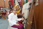 Görme engelli kız, hissederek kilim dokuyor