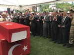Şehit oğula en acı bakış