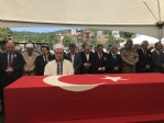 Şehit oğula en acı bakış