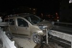 Bariyere saplanan araçtan inanılmaz kurtuluş