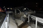 Bariyere saplanan araçtan inanılmaz kurtuluş