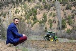 Kuşlar aç kalmasın diye buğday ekiyor