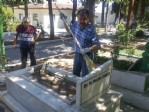 Belediye başkanı mezarlıkta temizlik yaptı