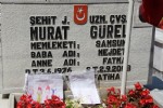 Şehit oğlunun kıyafetleriyle mezarına koştu