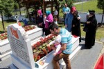 Şehit oğlunun kıyafetleriyle mezarına koştu
