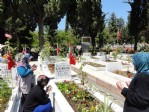 Şehitlikte hüzünlü buluşma